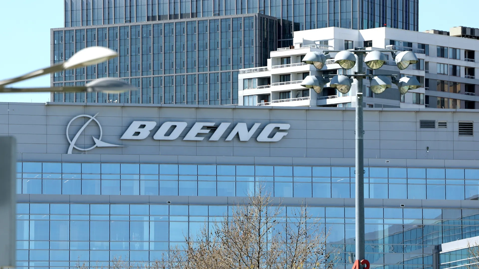AFP 20240325 2112557247 v1 HighRes BoeingCeoDavidCalhounAnnouncesHeSSteppingDow 1711422378